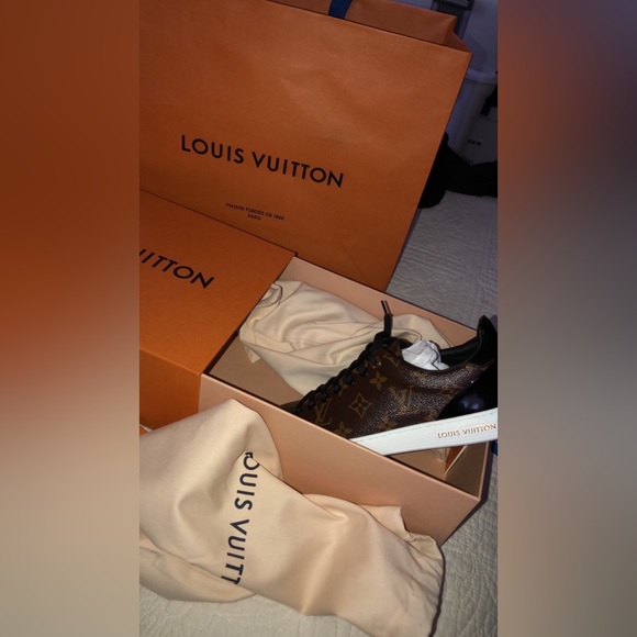 Louis Vuitton Front Row Sneaker - Picture 6 of 7